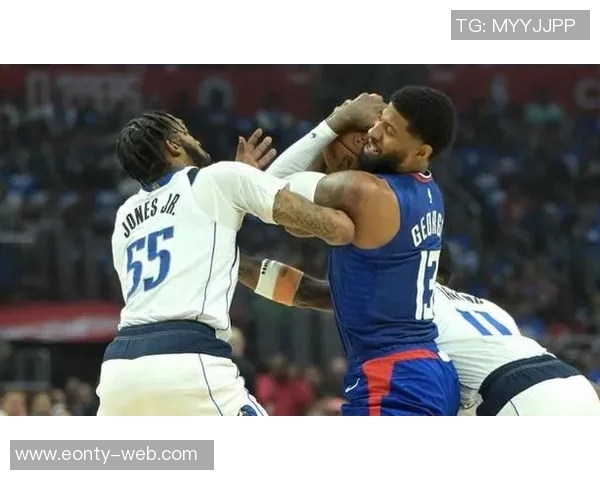 热火与魔术激战正酣NBA季后赛精彩对决引发球迷热议